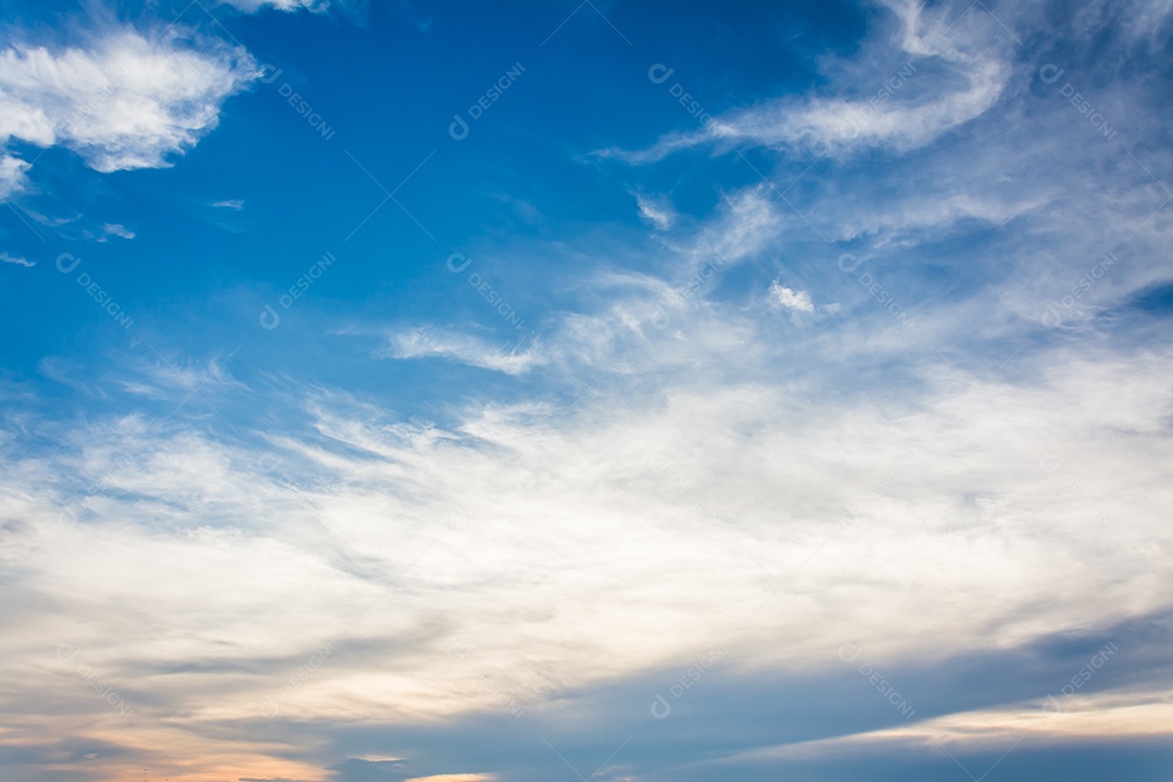 nuvens de gradiente azul de verão fundo branco claro nuvens claras