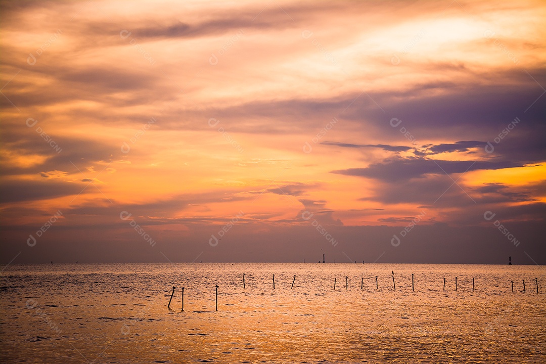 céu do sol com nuvens dramáticas do sol sobre o mar. Belo nascer do sol sobre o oceano