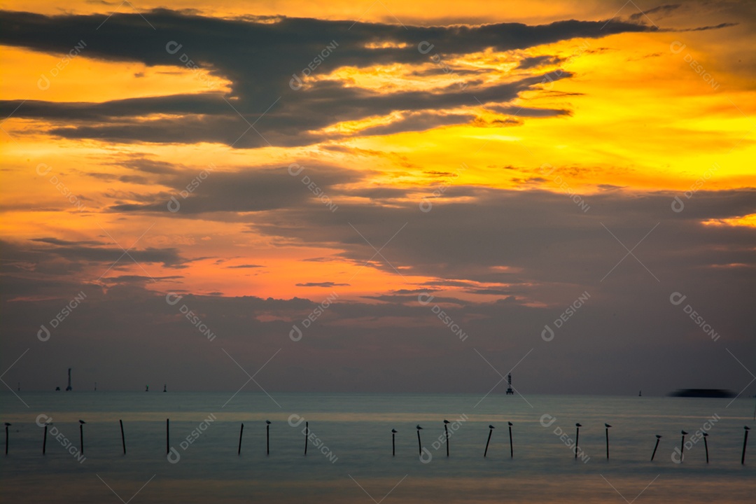 céu do sol com nuvens dramáticas do sol sobre o mar. Belo nascer do sol sobre o oceano