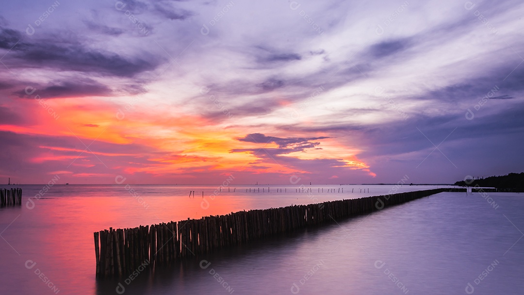 céu do sol com nuvens dramáticas do sol sobre o mar. Belo nascer do sol sobre o oceano