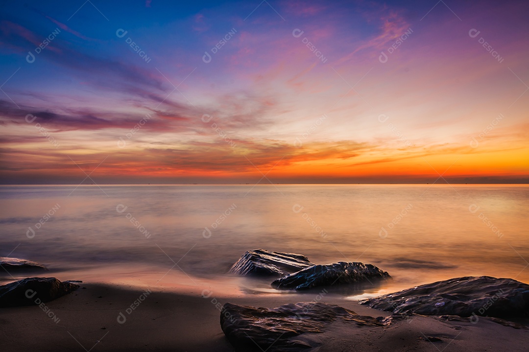 céu do sol com nuvens dramáticas do sol sobre o mar. Belo nascer do sol sobre o oceano