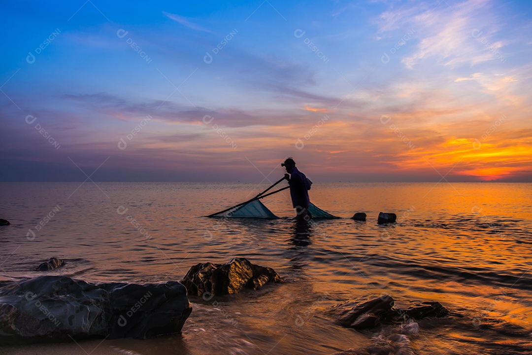 céu do sol com nuvens dramáticas do sol sobre o mar. Belo nascer do sol sobre o oceano