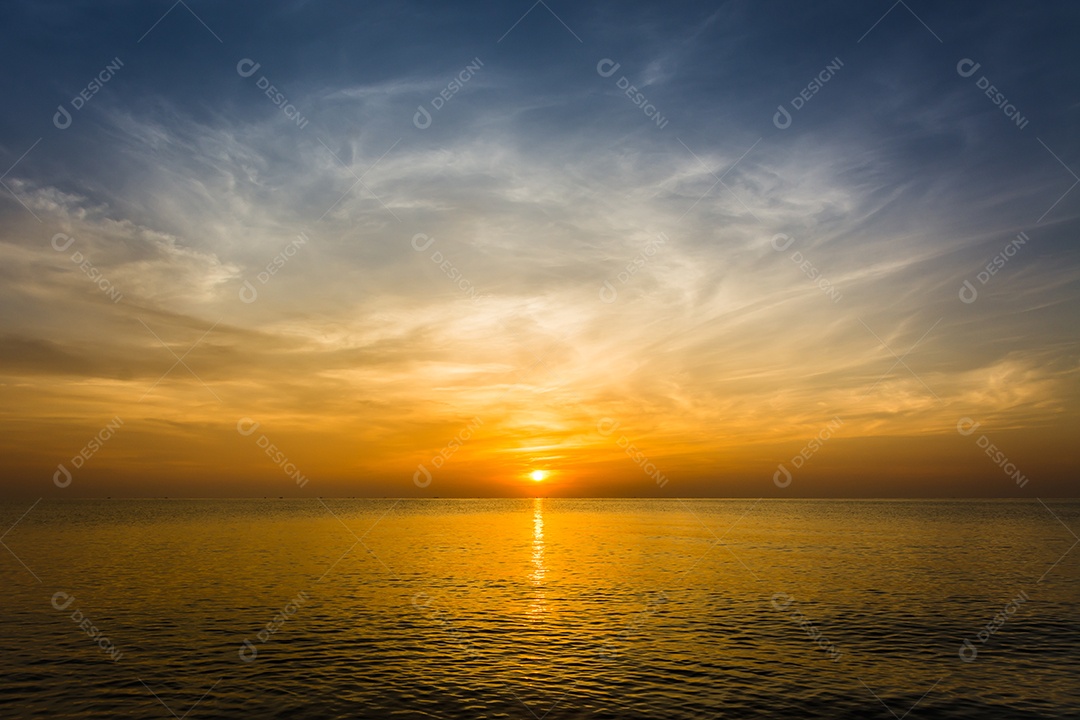 céu do sol com nuvens dramáticas do sol sobre o mar. Belo nascer do sol sobre o oceano