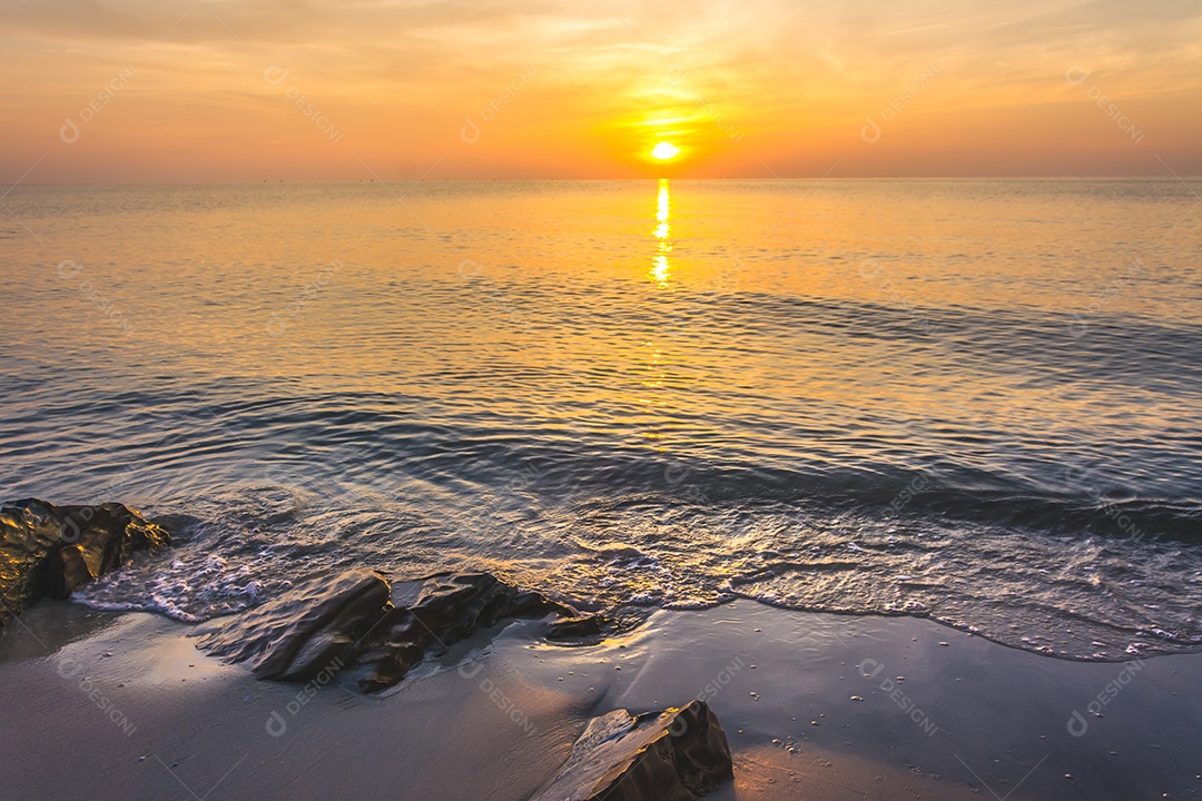 céu do sol com nuvens dramáticas do sol sobre o mar. Belo nascer do sol sobre o oceano