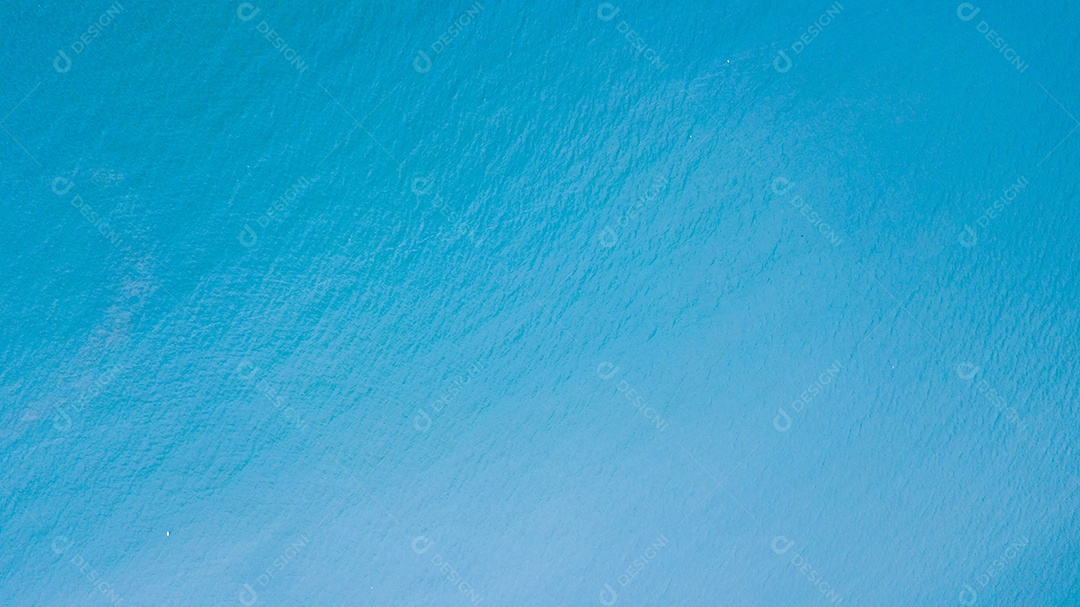 Uma vista aérea do mar.