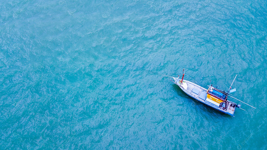 Barco de pesca no mar.