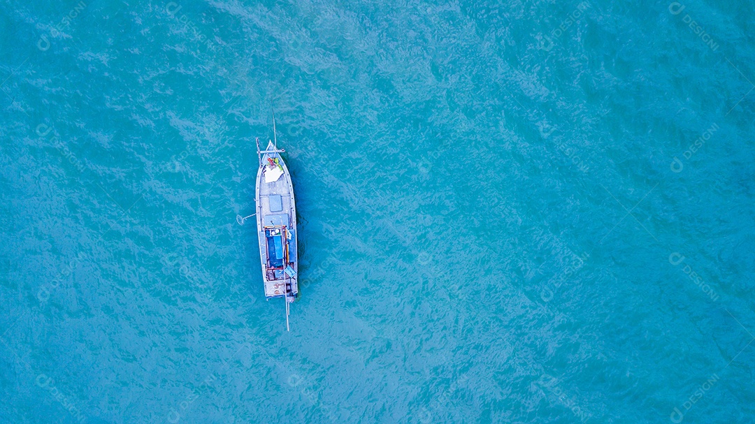 Barco de pesca no mar.