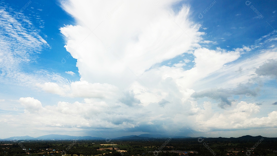 Céu azul com nuvens brancas.