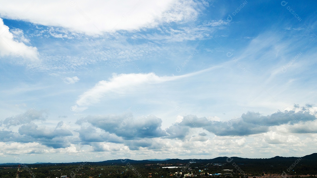Céu azul com nuvens brancas.