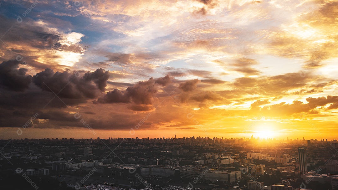 Noite na cidade, pôr do sol colorido.