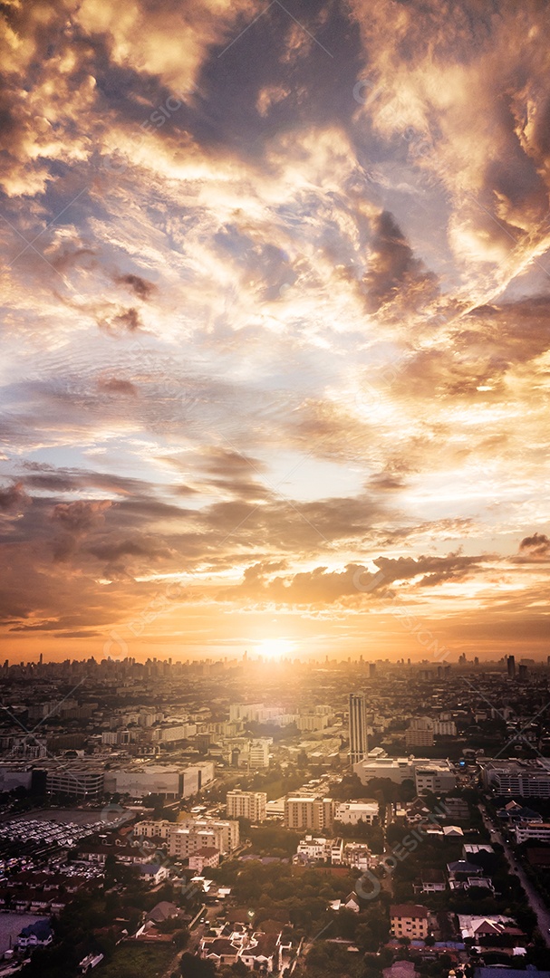 Noite na cidade, pôr do sol colorido.