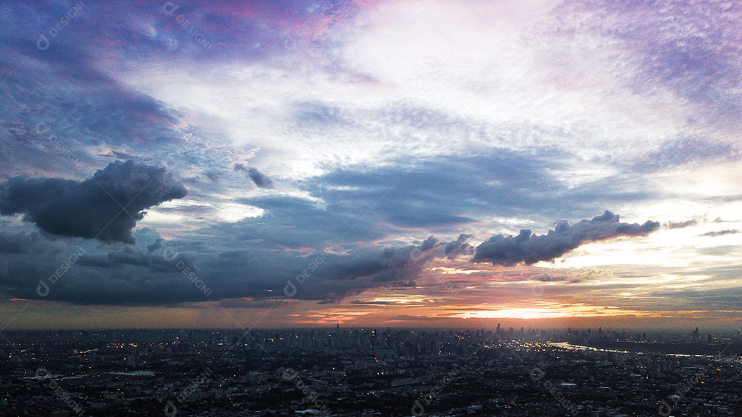 Céu colorido do pôr do sol na hora do crepúsculo