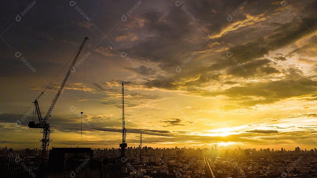 Noite na cidade, pôr do sol colorido.