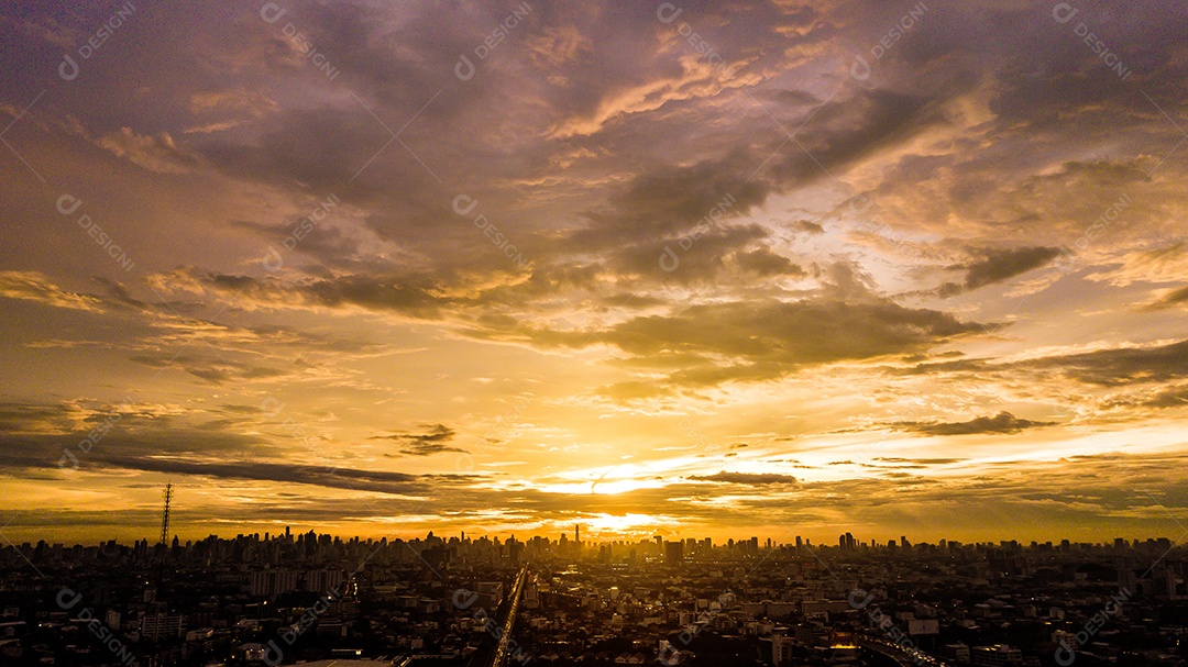 Noite na cidade, pôr do sol colorido.