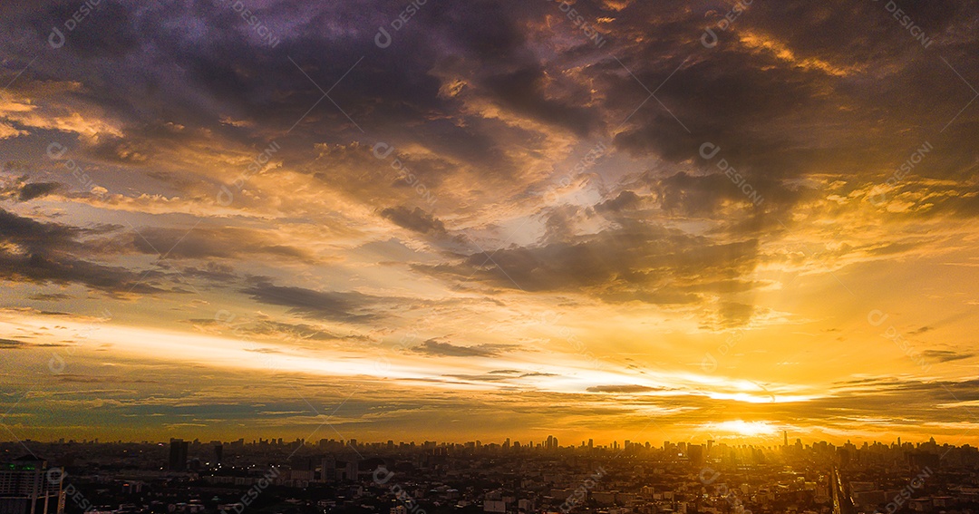 Noite na cidade, pôr do sol colorido.