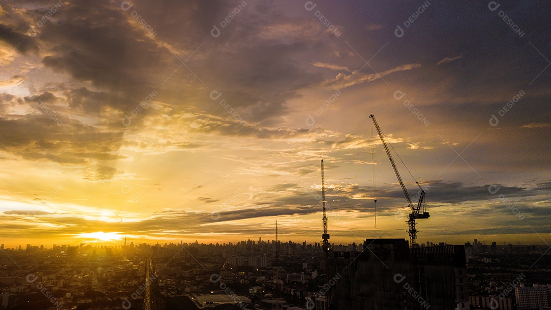 Noite na cidade, pôr do sol colorido.