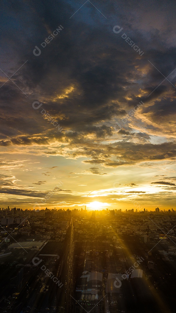 Noite na cidade, pôr do sol colorido.