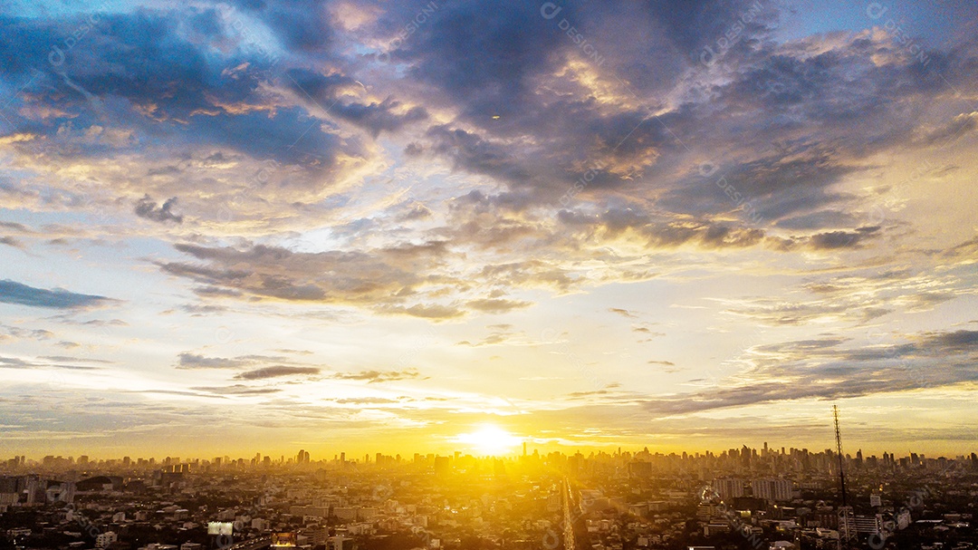Noite na cidade, pôr do sol colorido.