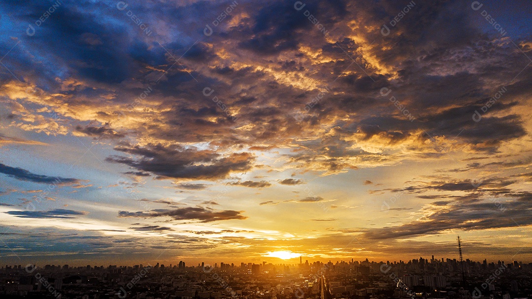 Noite na cidade, pôr do sol colorido.