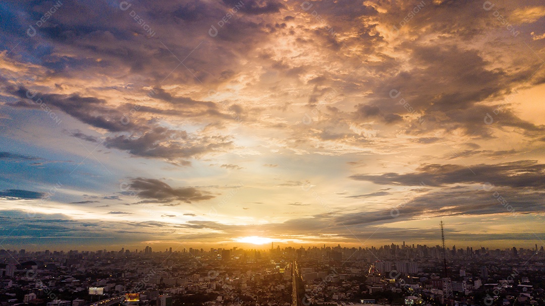 Noite na cidade, pôr do sol colorido.