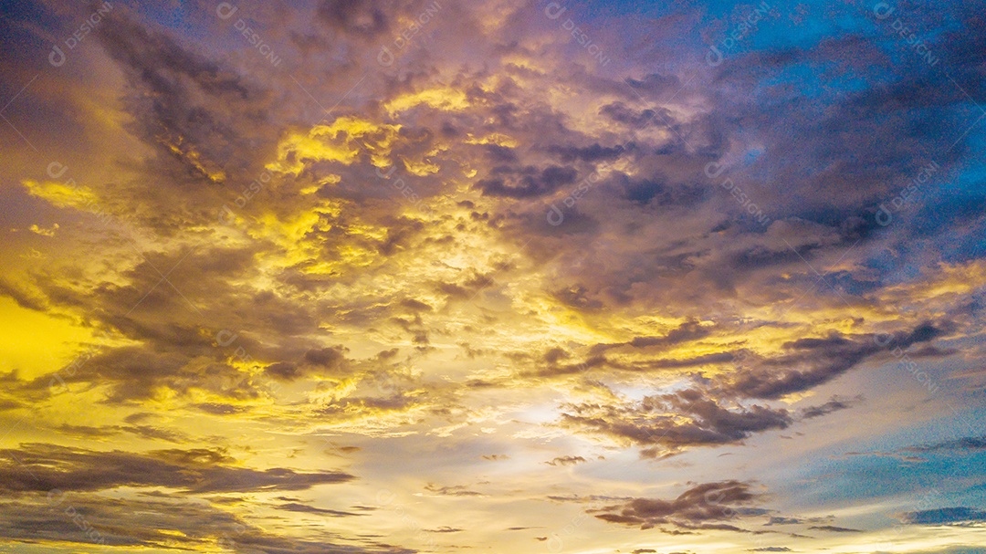 Noite na cidade, pôr do sol colorido.