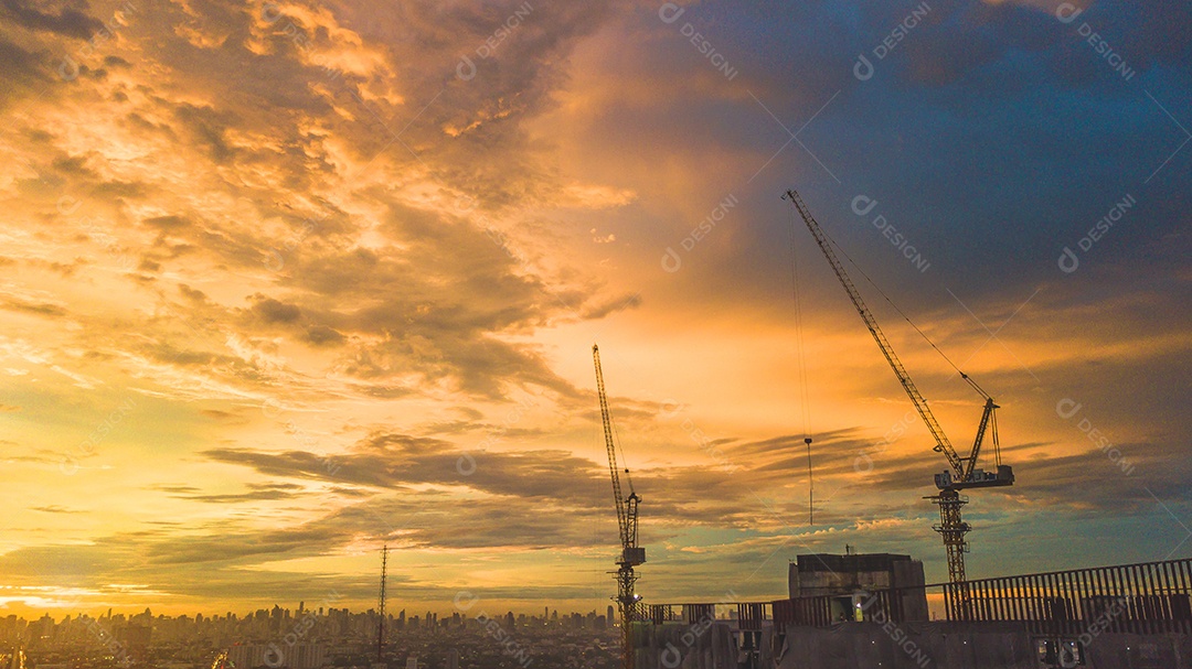 noite na cidade, pôr do sol colorido.