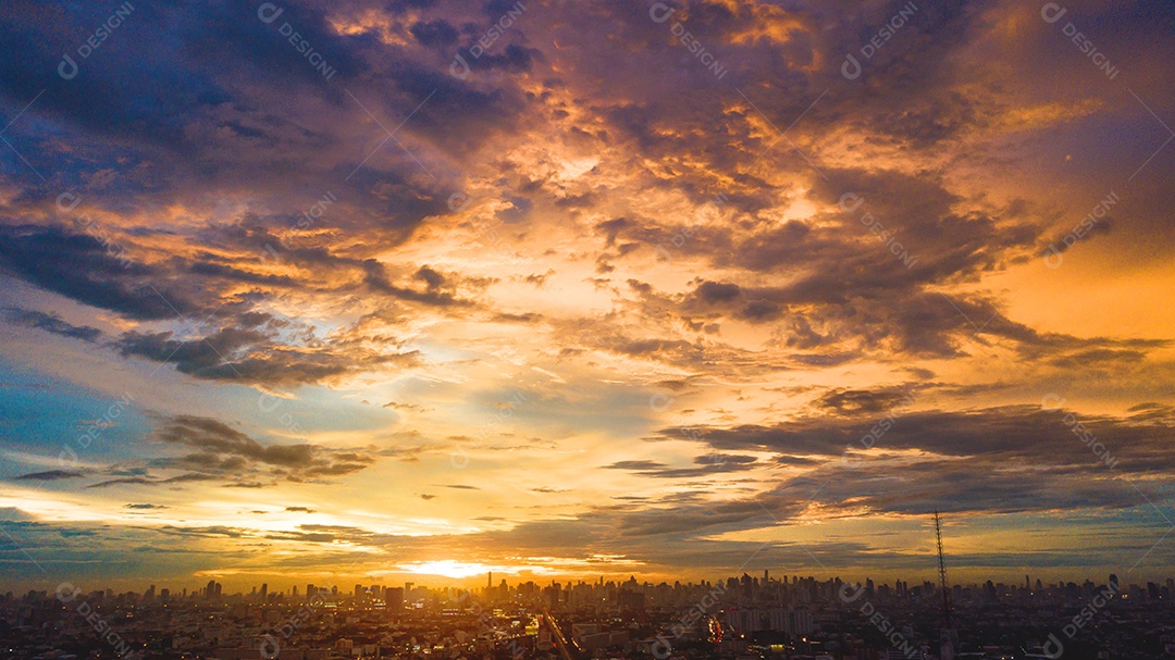 noite na cidade, pôr do sol colorido.