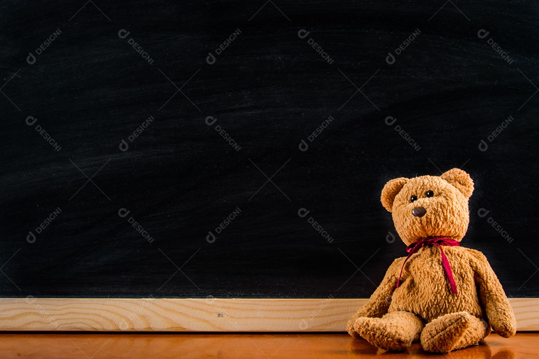 Ursinho de pelúcia com quadro-negro, plano de fundo