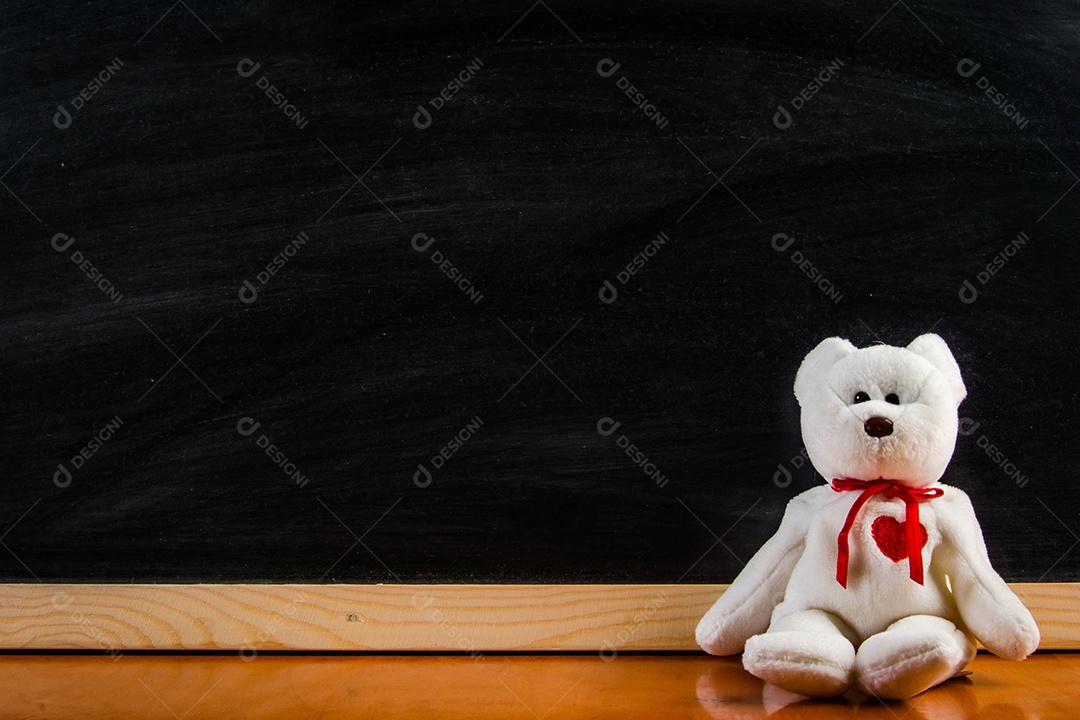 Ursinho de pelúcia com quadro-negro, plano de fundo