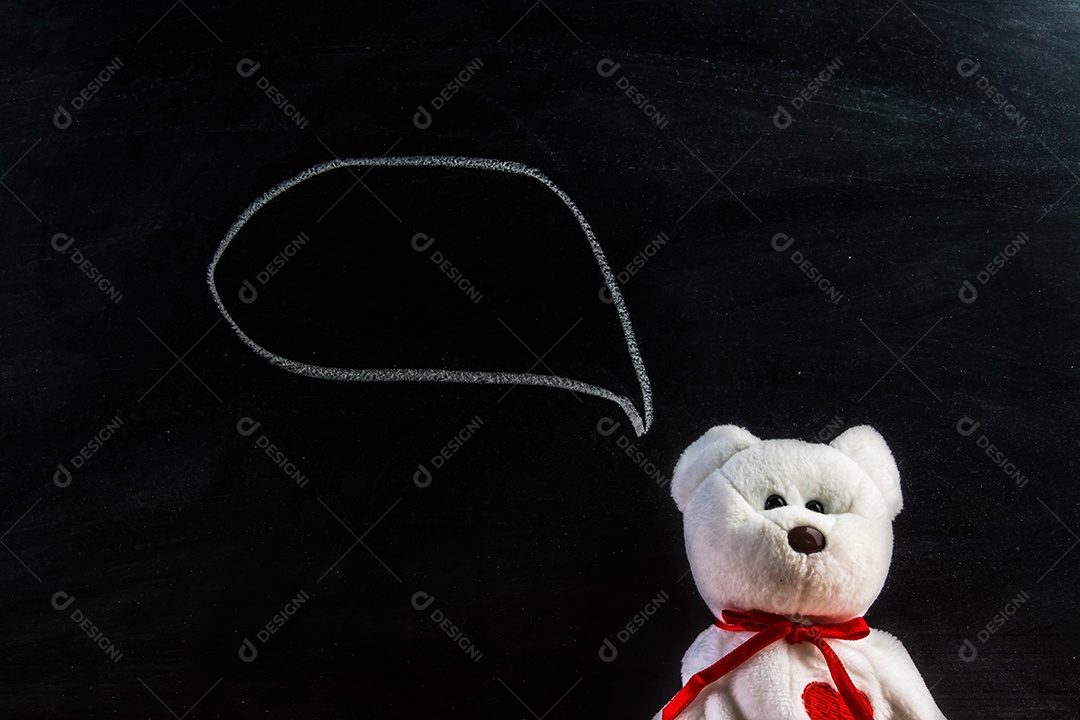 Ursinho de pelúcia com quadro-negro, plano de fundo