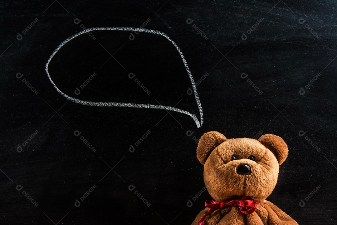 Ursinho de pelúcia com quadro-negro, plano de fundoc