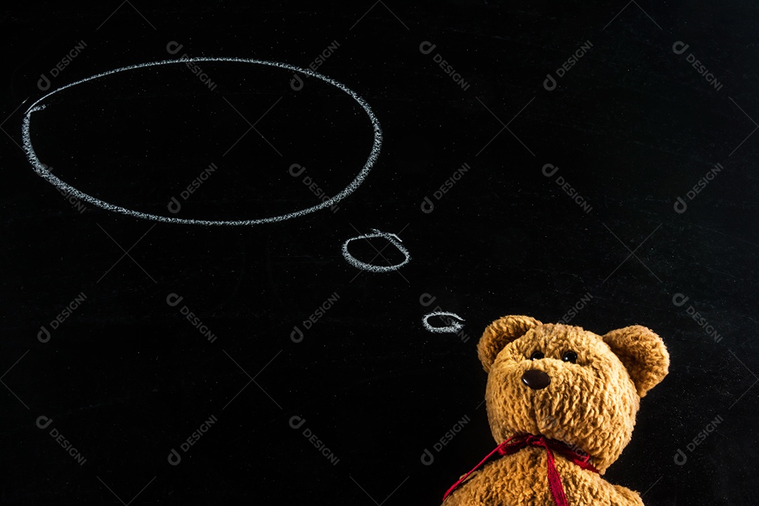 Ursinho de pelúcia com quadro-negro, plano de fundo