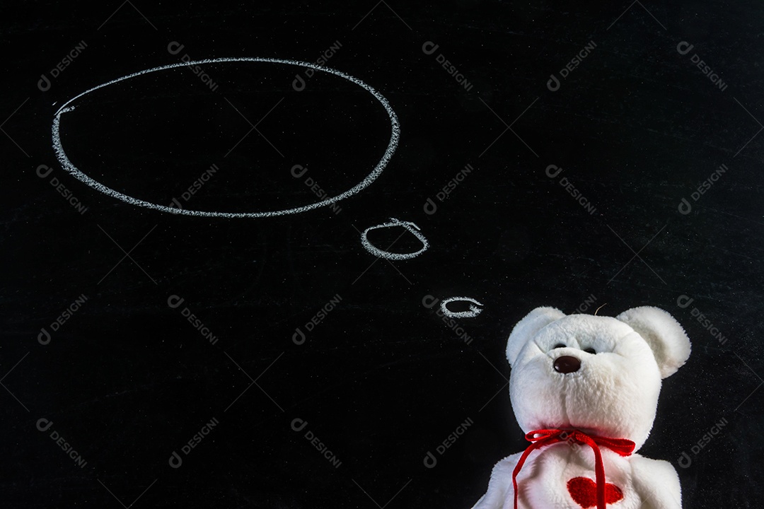 Ursinho de pelúcia com quadro-negro, plano de fundo