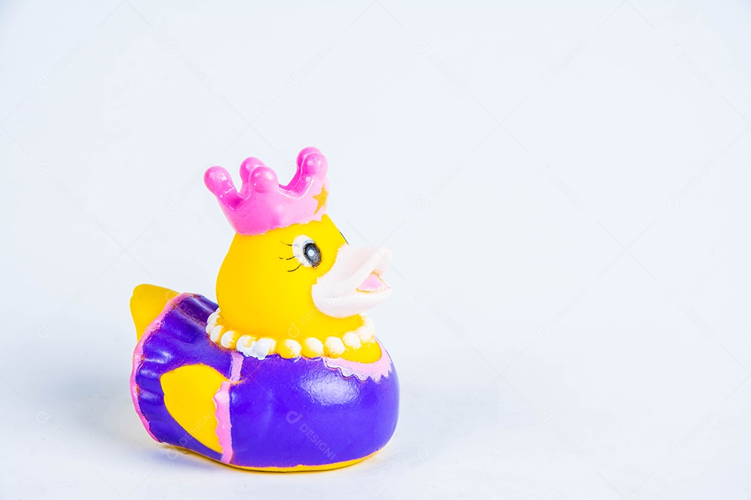 pato de banho no fundo branco brinquedo de pato de borracha bonito