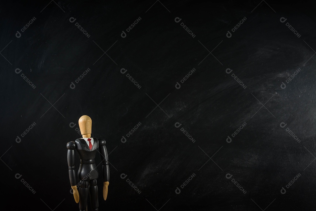 Fundo de homem de negócios de figura de madeira preto largo