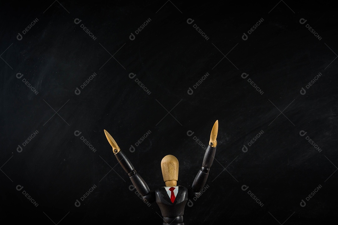 Fundo de homem de negócios de figura de madeira preto largo