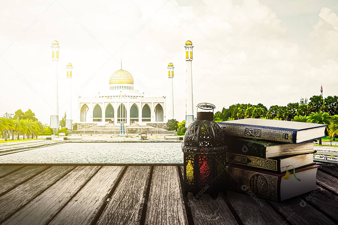 Lanterna iluminada estilo árabe ou Marrocos vintage e fundo da mesquita do Alcorão