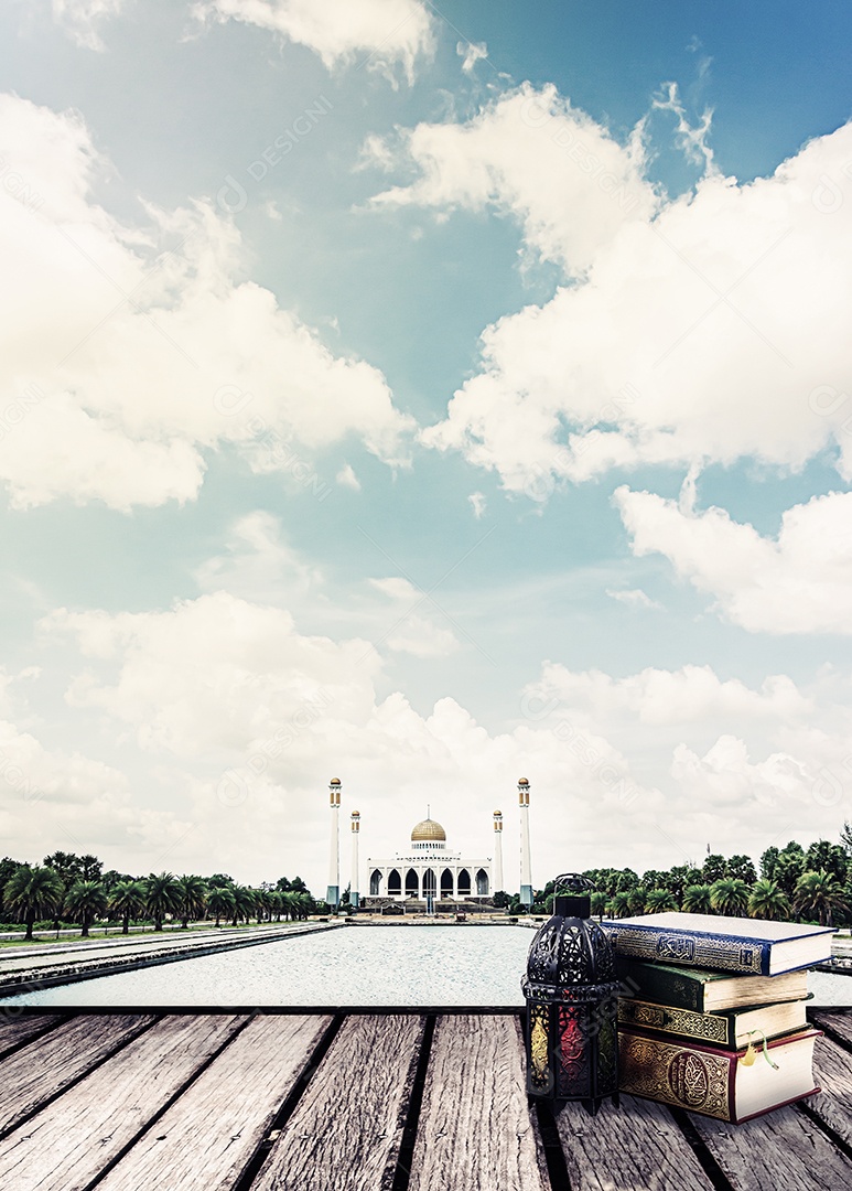 Lanterna iluminada estilo árabe ou Marrocos vintage e fundo da mesquita do Alcorão