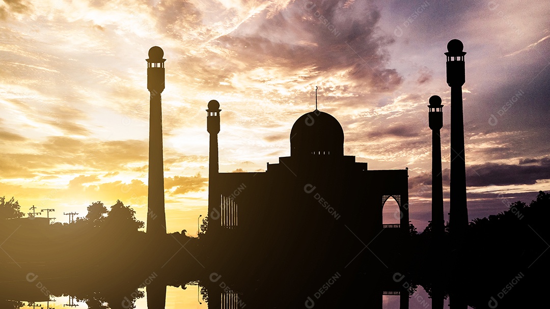 Noite na cidade, pôr do sol colorido.