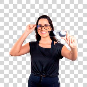 Linda jovem sorrindente apresentando óculos claro PNG Transparente