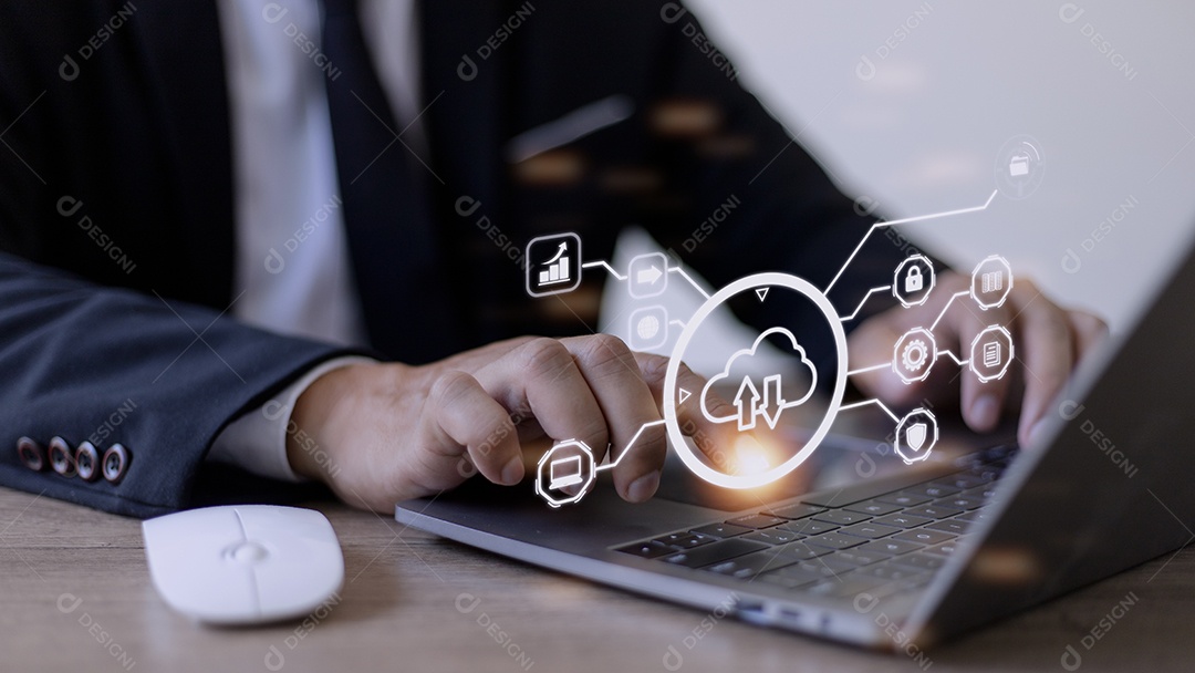 homem usa Laptop com diagrama de computação em nuvem por lado. Nuvem