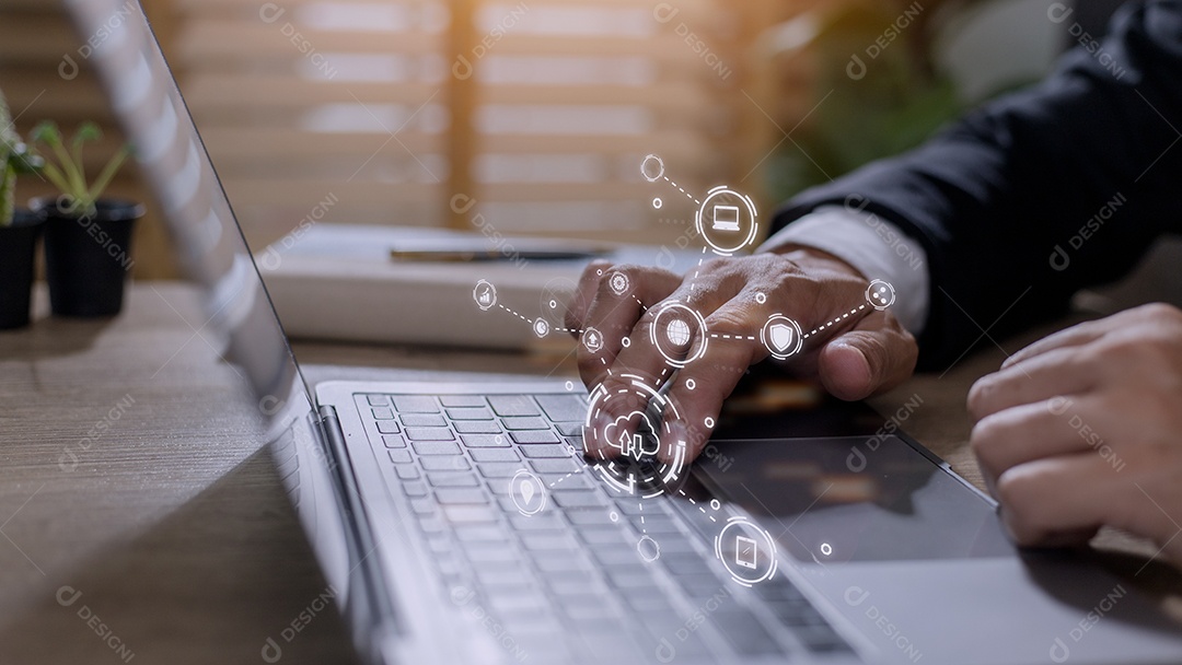 empresário trabalhando em seu laptop no escritório, selecione o ícone