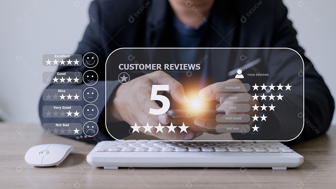 O usuário avalia a experiência de serviço no aplicativo online