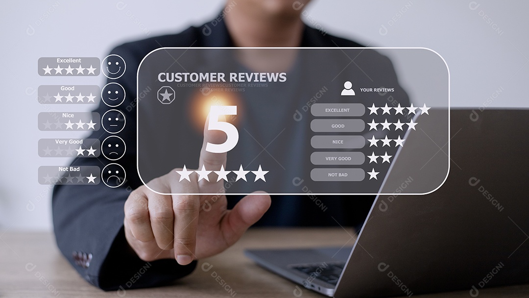 O usuário avalia a experiência de serviço no aplicativo online