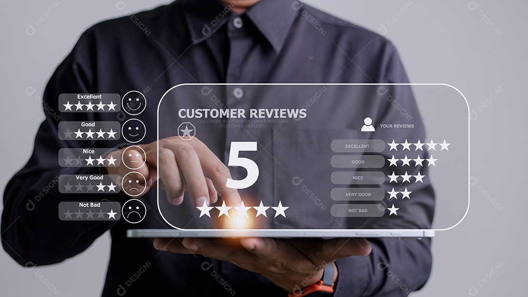 O usuário avalia a experiência de serviço no aplicativo online