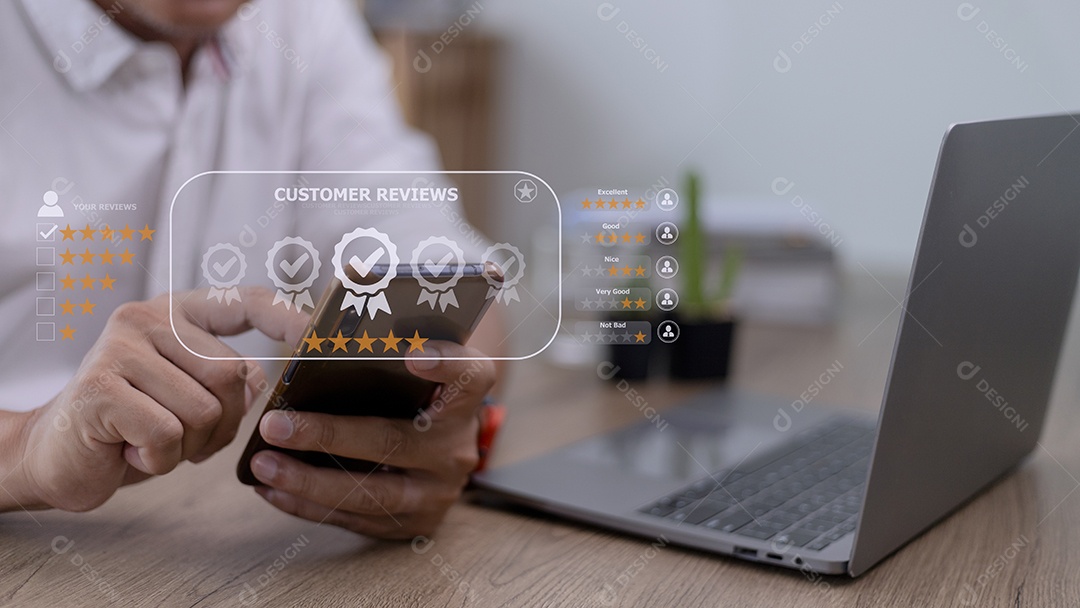 O usuário avalia a experiência de serviço no aplicativo on-line