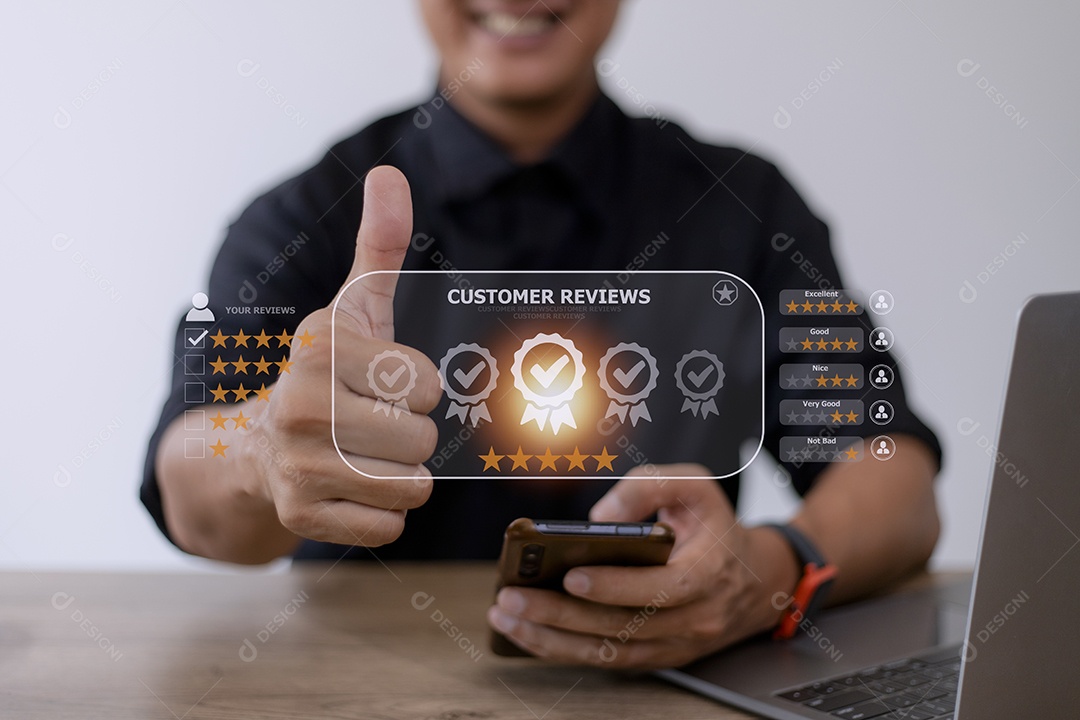 O usuário avalia a experiência de serviço no aplicativo on-line