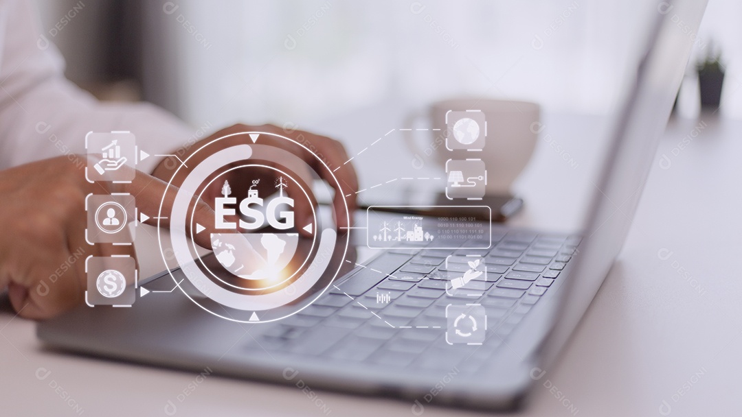 Empresário usando um computador para análise ESG ambiental