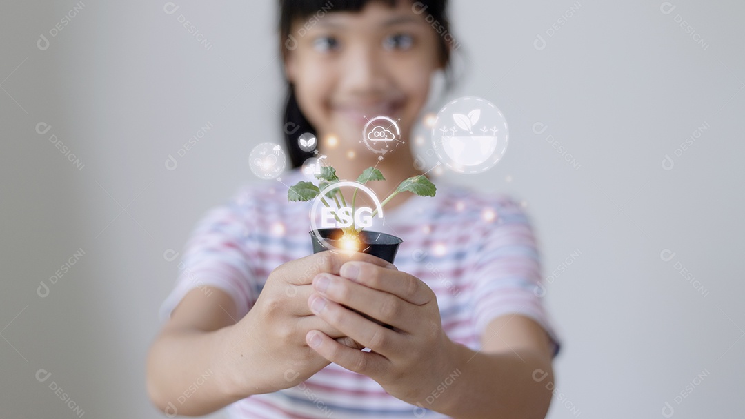 Menina assistindo uma planta. Conceito de tecnologia ambiental.