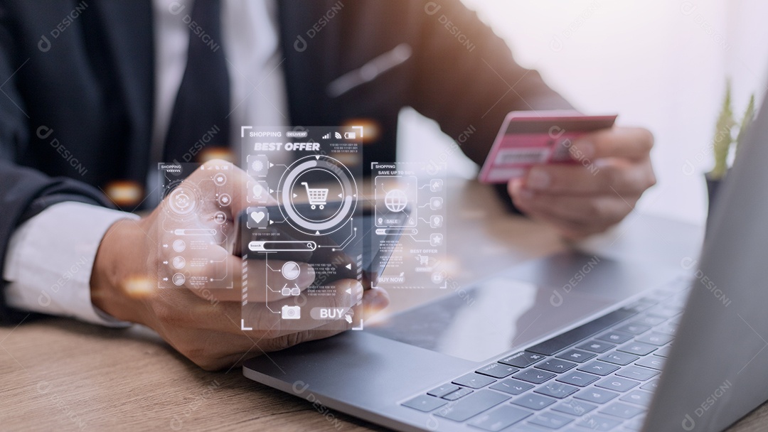 Comprador usando laptop de computador para inserir pedido com crédito de carrinho